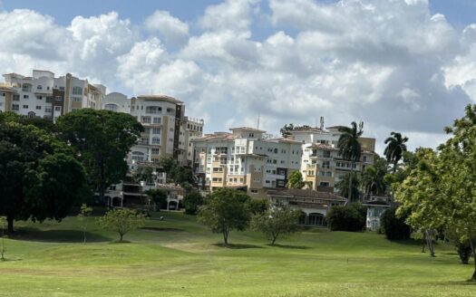 Amplio condominio con vistas al canal y al golf. – MLS 19182
