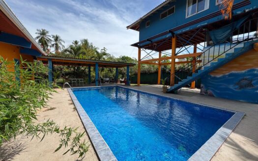 Casa con piscina y casa de invitados – MLS 22436
