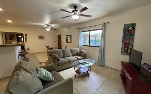 Casa con piscina y casa de invitados – MLS 22436