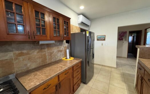 Casa con piscina y casa de invitados – MLS 22436