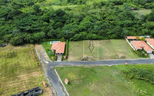 Lote titulado en residencial con piscina, cerca a Coronado – MLS 23078
