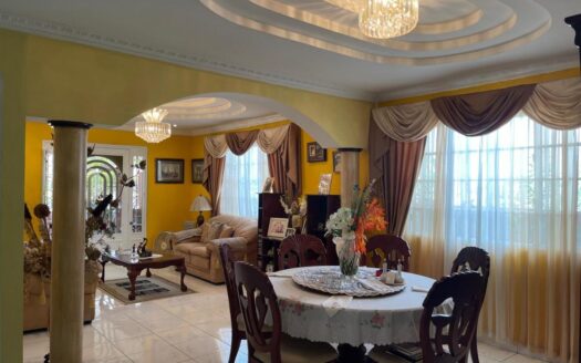 Vendo Amplia casa Remodelada en el Bosque – MLS 22892