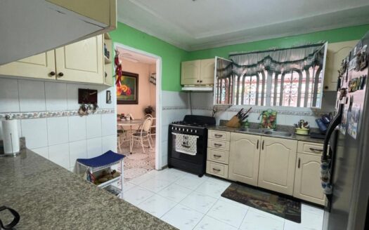 Vendo Amplia casa Remodelada en el Bosque – MLS 22892