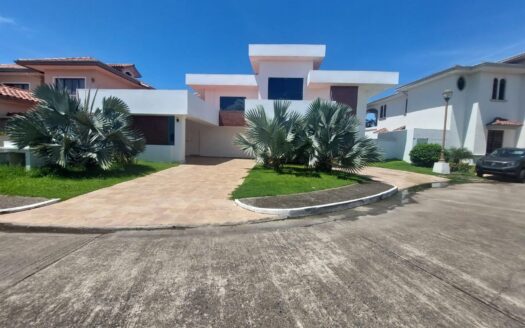 EXCLUSIVA CASA CON PISCINA COSTA DEL ESTE – MLS 22944