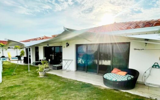 Impresionante villa renovada de 3 dormitorios con vista al mar – MLS 22956