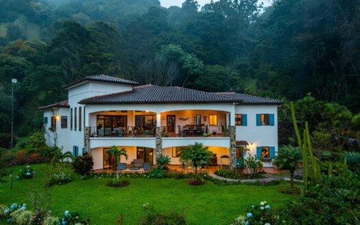 Elegante Residencia Amoblada de 5 habitaciones en Boquete – MLS 22969
