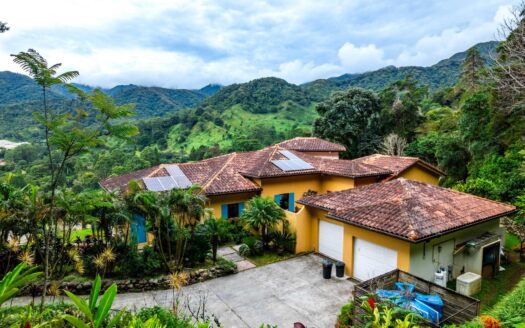 Elegante Residencia Amoblada de 5 habitaciones en Boquete – MLS 22969