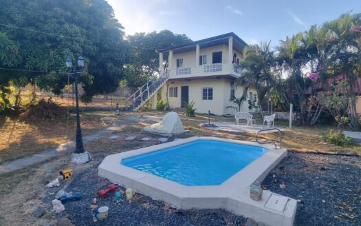 Villa privada con 2 casas y piscina en Coronado – MLS 22392