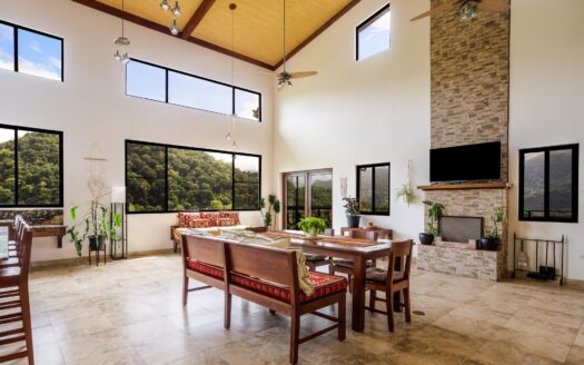Impresionante casa con vista a la montaña en venta en El Salto – MLS 20511