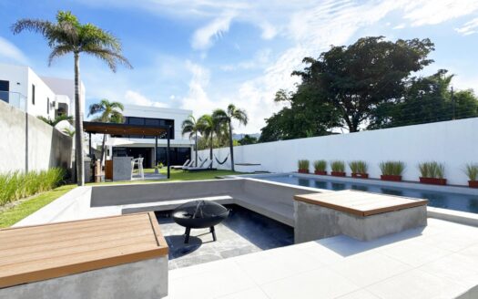 CASA MODERNA FRENTE A PLAYA MALIBU – MLS 23028