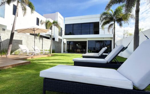 CASA MODERNA FRENTE A PLAYA MALIBU – MLS 23028