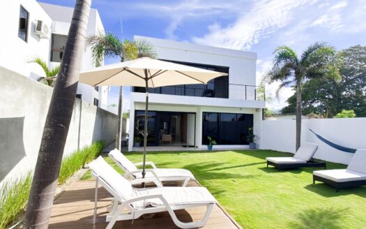 CASA MODERNA FRENTE A PLAYA MALIBU – MLS 23028