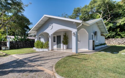 Casa con Piscina de Agua Salada en Dolega Panamá – MLS 21665