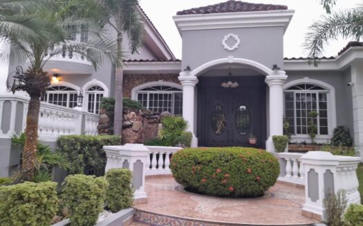 Majestuosa casa de 3 niveles en el Club de Golf de Panamá. – MLS 23066