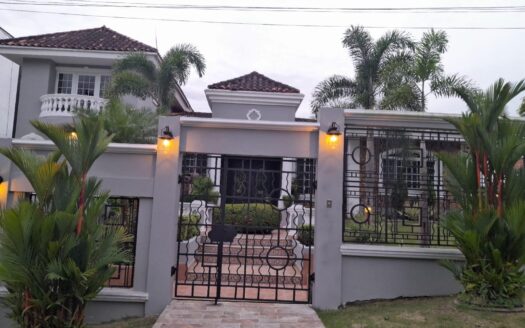 Majestuosa casa de 3 niveles en el Club de Golf de Panamá. – MLS 23066