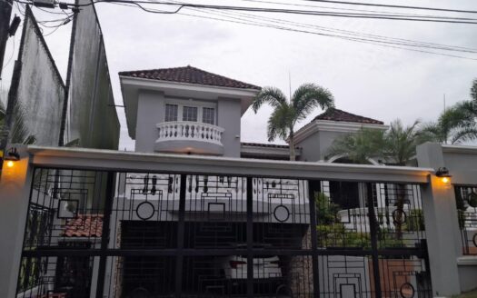 Majestuosa casa de 3 niveles en el Club de Golf de Panamá. – MLS 23066
