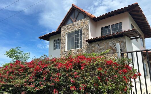 Frente al Mar Casa de 2 Pisos – MLS 23091