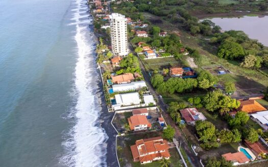 Casa con terreno de 2000 metros a 5 pasos de la playa – MLS 23090