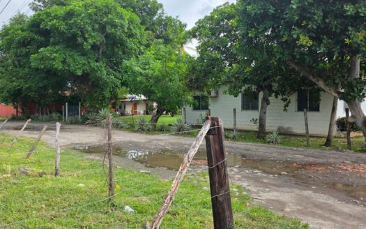 Casa con terreno de 2000 metros a 5 pasos de la playa – MLS 23090