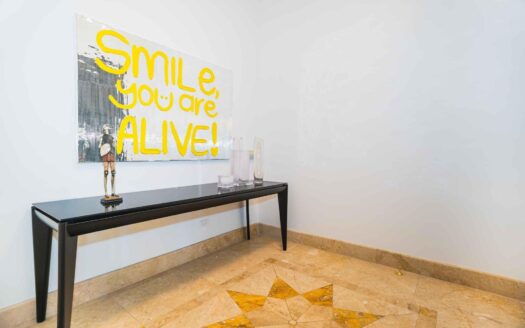 En venta Apartamento de 4 habitaciones Remodelaciones de lujo exquisitas – MLS 23088