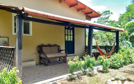 Casa con 3 apartamentos, acceso a la laguna. – MLS 23104
