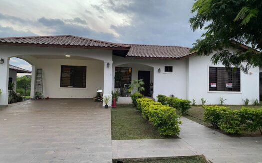 Casa de 4 dormitorios completamente amueblada en venta – MLS 22613