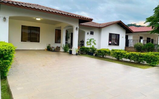 Casa de 4 dormitorios completamente amueblada en venta – MLS 22613