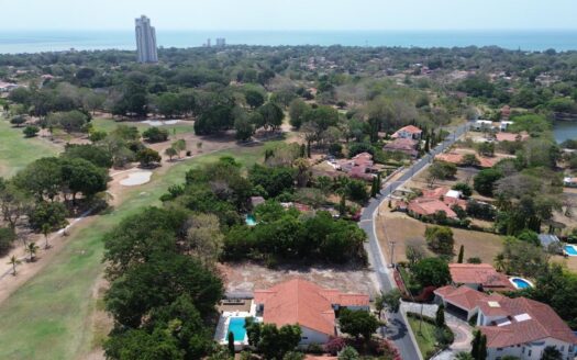 Casa de 4 habitaciones con piscina en Coronado Beach – MLS 19505