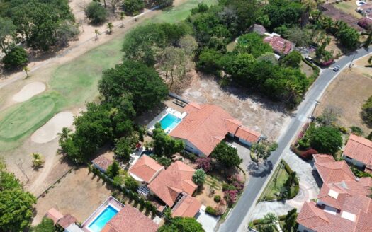 Casa de 4 habitaciones con piscina en Coronado Beach – MLS 19505