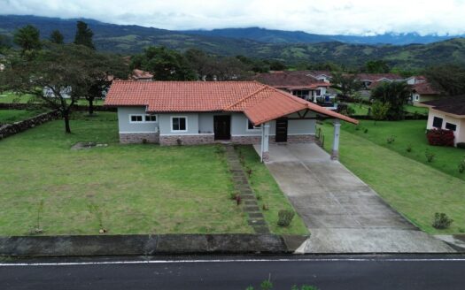 Casa de 3 dormitorios completamente amueblada en venta – MLS 21533