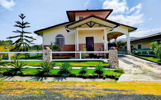 Dos Casas en Lote Titulado de 984 m2 en Alto Boquete – MLS 23233