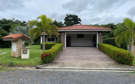 Casa Amoblada con Piscina Privada a 5 Min de Coronado – MLS 23231