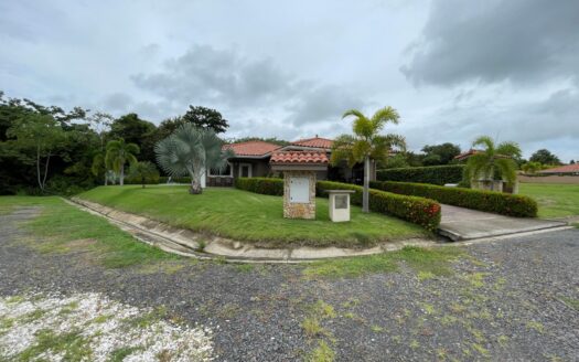 Casa Amoblada con Piscina Privada a 5 Min de Coronado – MLS 23231