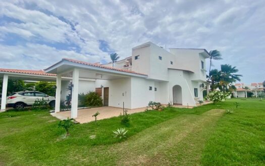 VILLA DÚPLEX DE 4 DORMITORIOS CON VISTA AL MAR – MLS 23246