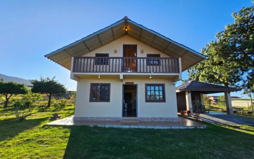 Casa de 2 pisos con espacioso lote de terreno de 1,000 metros cuadrados – MLS 23255