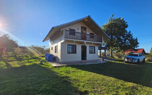 Casa de 2 pisos con espacioso lote de terreno de 1,000 metros cuadrados – MLS 23255