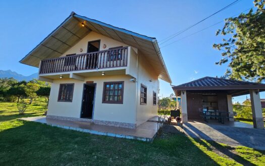 Casa de 2 pisos con espacioso lote de terreno de 1,000 metros cuadrados – MLS 23255