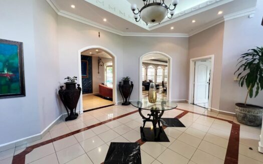 SE VENDE CASA EN ALTOS DEL GOLF, SAN FRANCISCO – MLS 23275