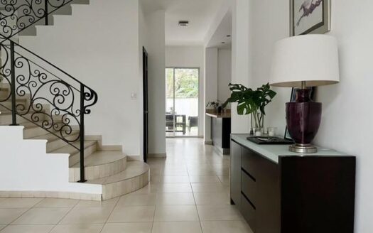 Moderna Casa en Venta – Excelente ubicación! – MLS 23129