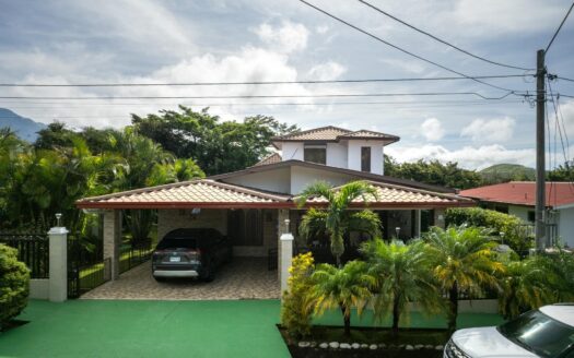 Casa de 3 habitaciones bellamente mantenida con área de invitados – MLS 23288