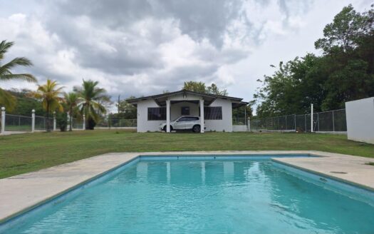Casa con Piscina y amplios espacios en Coronado a dos cuadras de la playa – MLS 23328