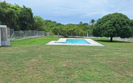 Casa con Piscina y amplios espacios en Coronado a dos cuadras de la playa – MLS 23328