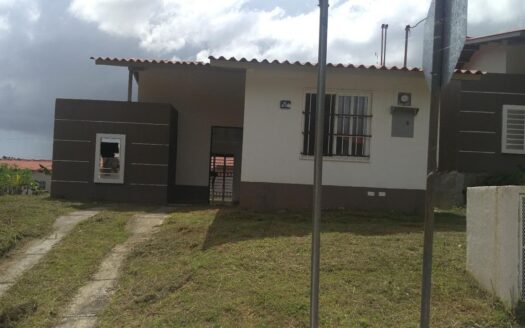 Venta de Hermosa Casa con Amplio Patio – MLS 22077