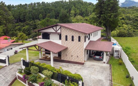Casa Moderna de 4 Habitaciones Frente al Cañón en Boquete – MLS 23347
