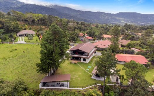 Casa Moderna de 4 Habitaciones Frente al Cañón en Boquete – MLS 23347