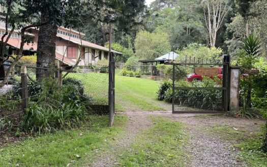 Preciosa parcela con parque en una refrescante zona alta – MLS 23161