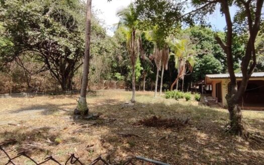 Globo de terreno con residencia – MLS 23395