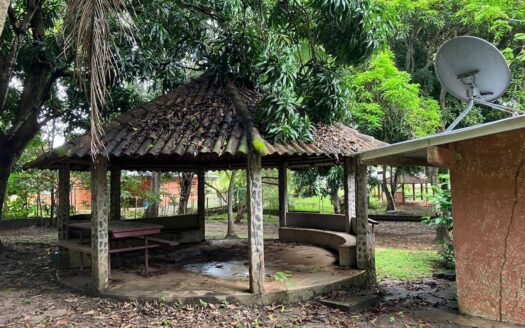 Globo de terreno con residencia – MLS 23395