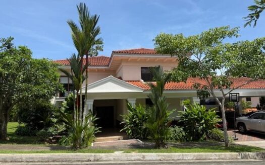 Residencia de lujo rodeada de naturaleza – MLS 23175