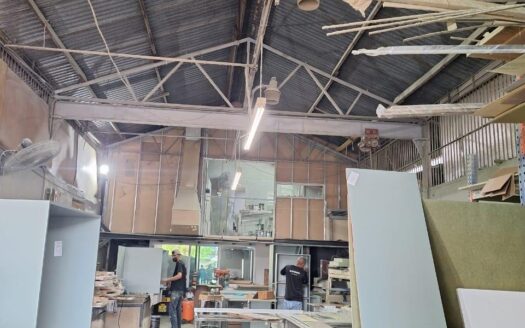 Galera de 225 mts2 con mezanine oficina y baño – MLS 23188